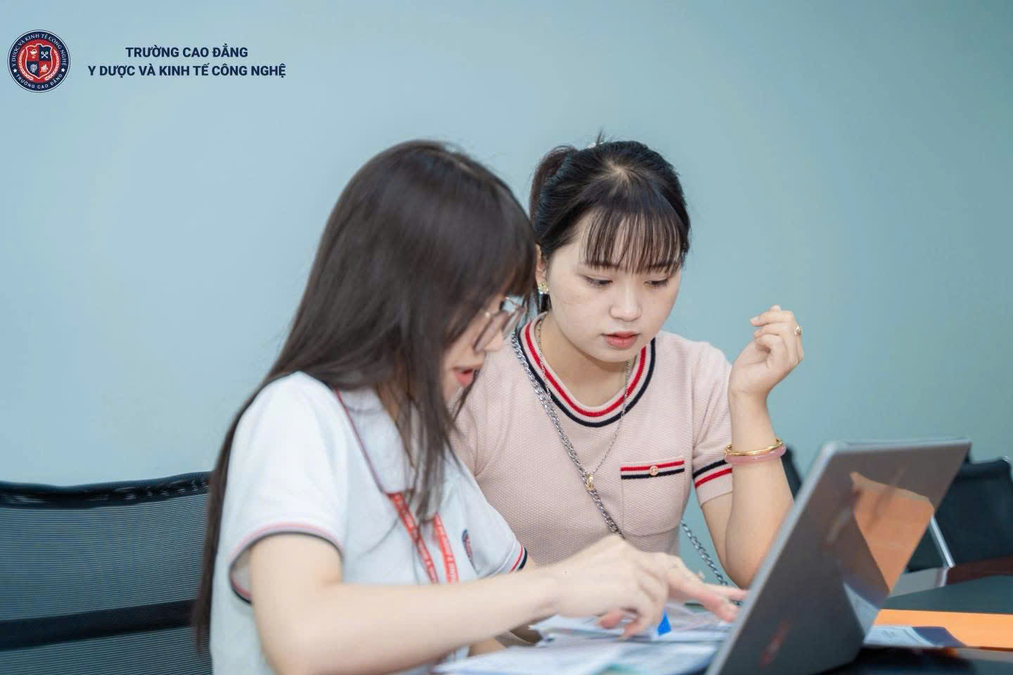 Sinh viên học tập và trao đổi cùng nhau