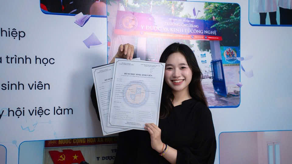 Sinh viên vui mừng nhận hồ sơ trúng tuyển