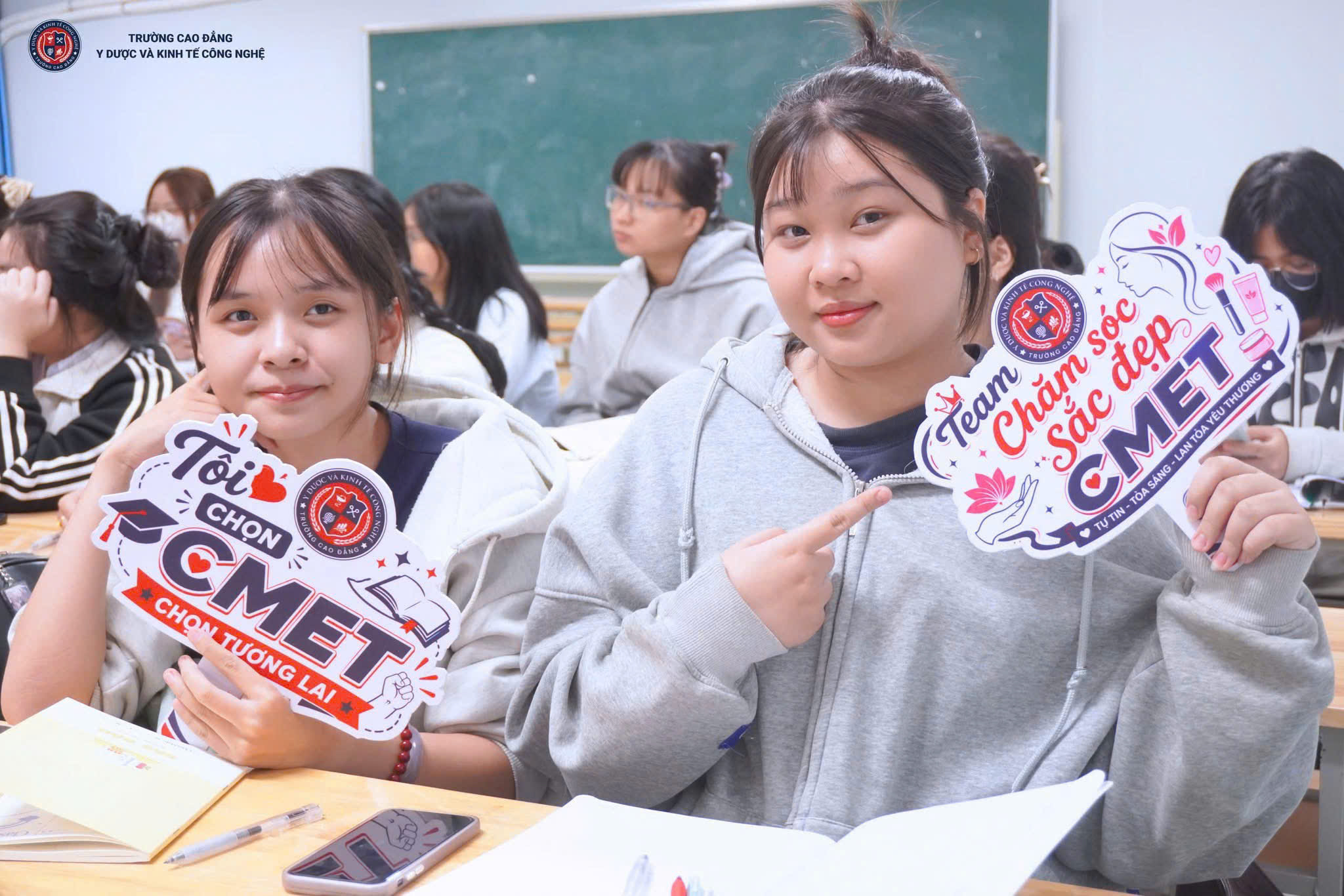 Sinh viên giới thiệu hoạt động tư vấn ngành học của CMET