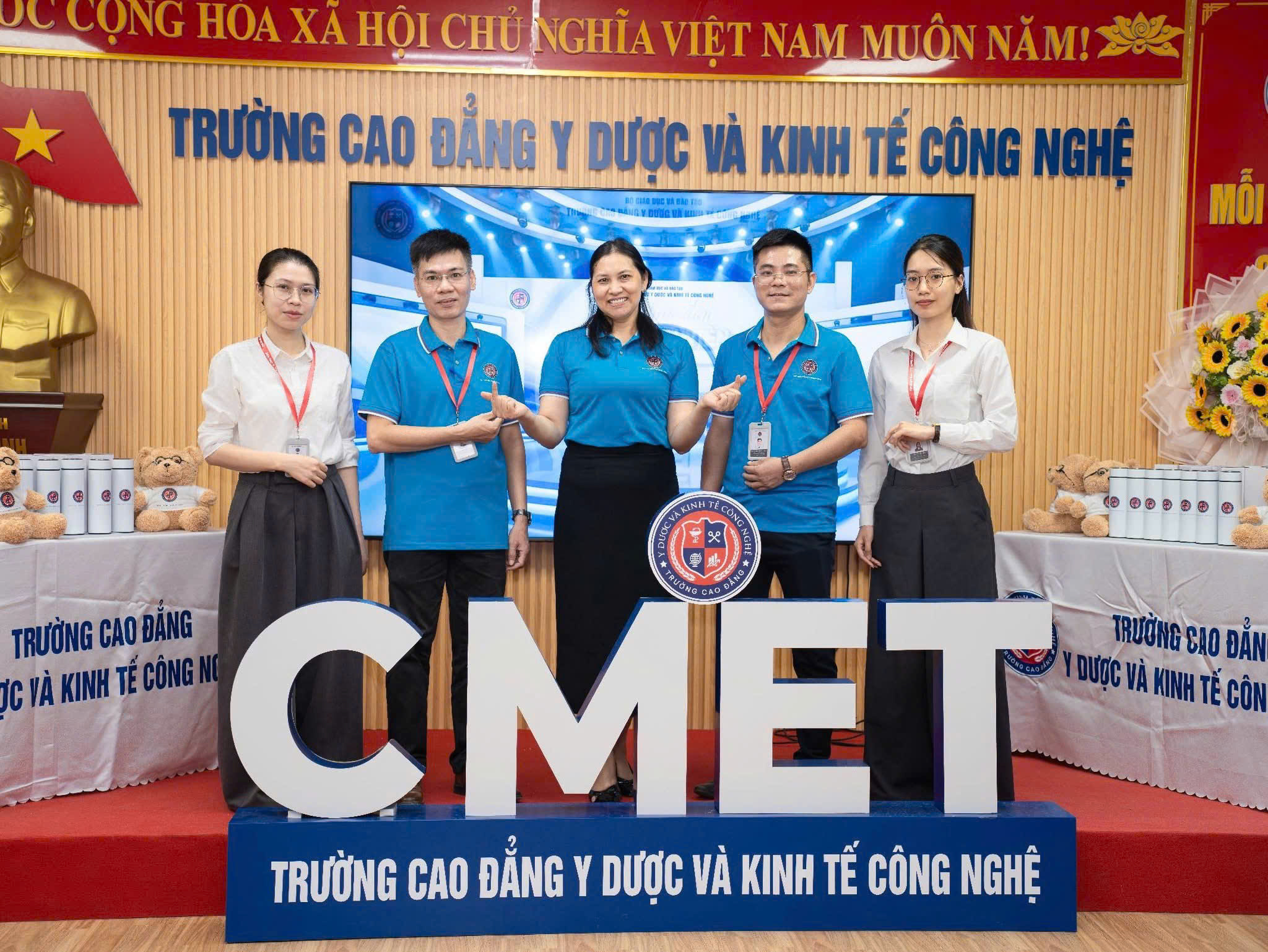 Thầy cô và sinh viên Trường Cao đẳng Y Dược và Kinh tế Công nghệ