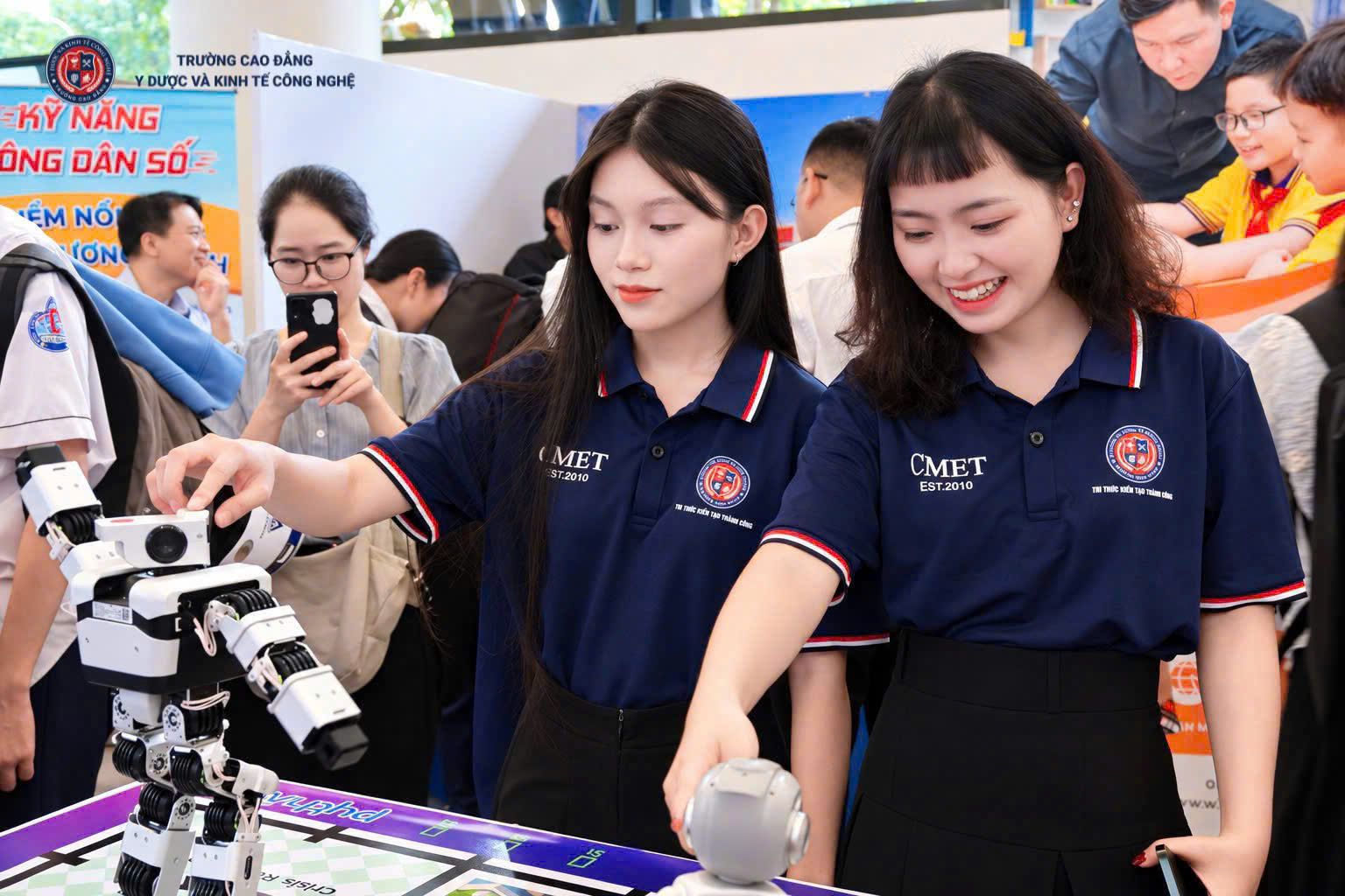 Sinh viên CMET thực hành kỹ thuật